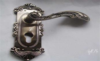 專業(yè)開(kāi)汽車(chē)鎖-24小時(shí)上門(mén)開(kāi)修換鎖芯體-保險(xiǎn)箱櫃-電子智能門(mén)禁指紋密碼鎖安裝開(kāi)鎖維修-配汽車(chē)防盜遙控芯片鑰匙後備箱附近服務(wù)公司電話九龍城區(qū) 深水埗 元朗 油尖旺 中西 西貢 灣仔 觀塘 屯門(mén)